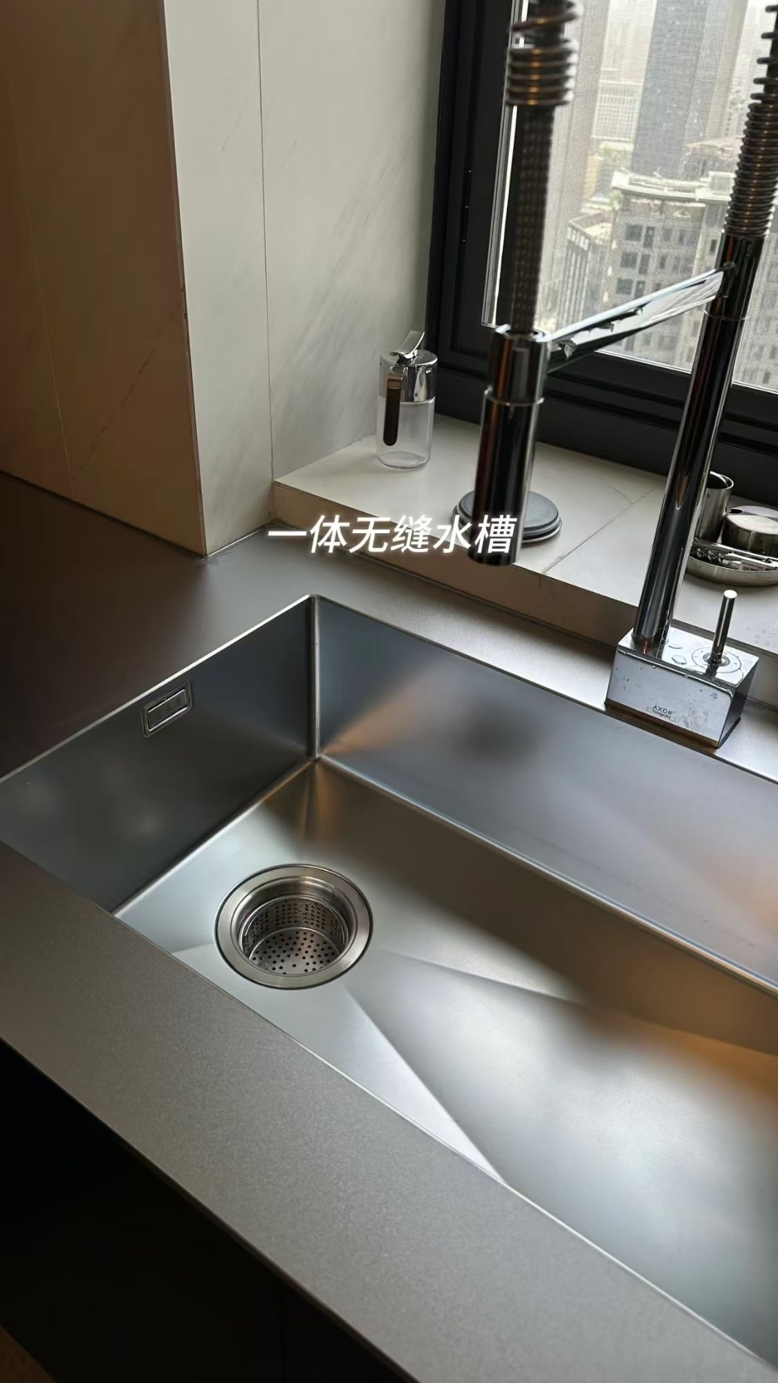 天啊！閨蜜家的廚房也太會布局了吧！蘋果砂墻板+不銹鋼臺面，360°無死角，我酸了！