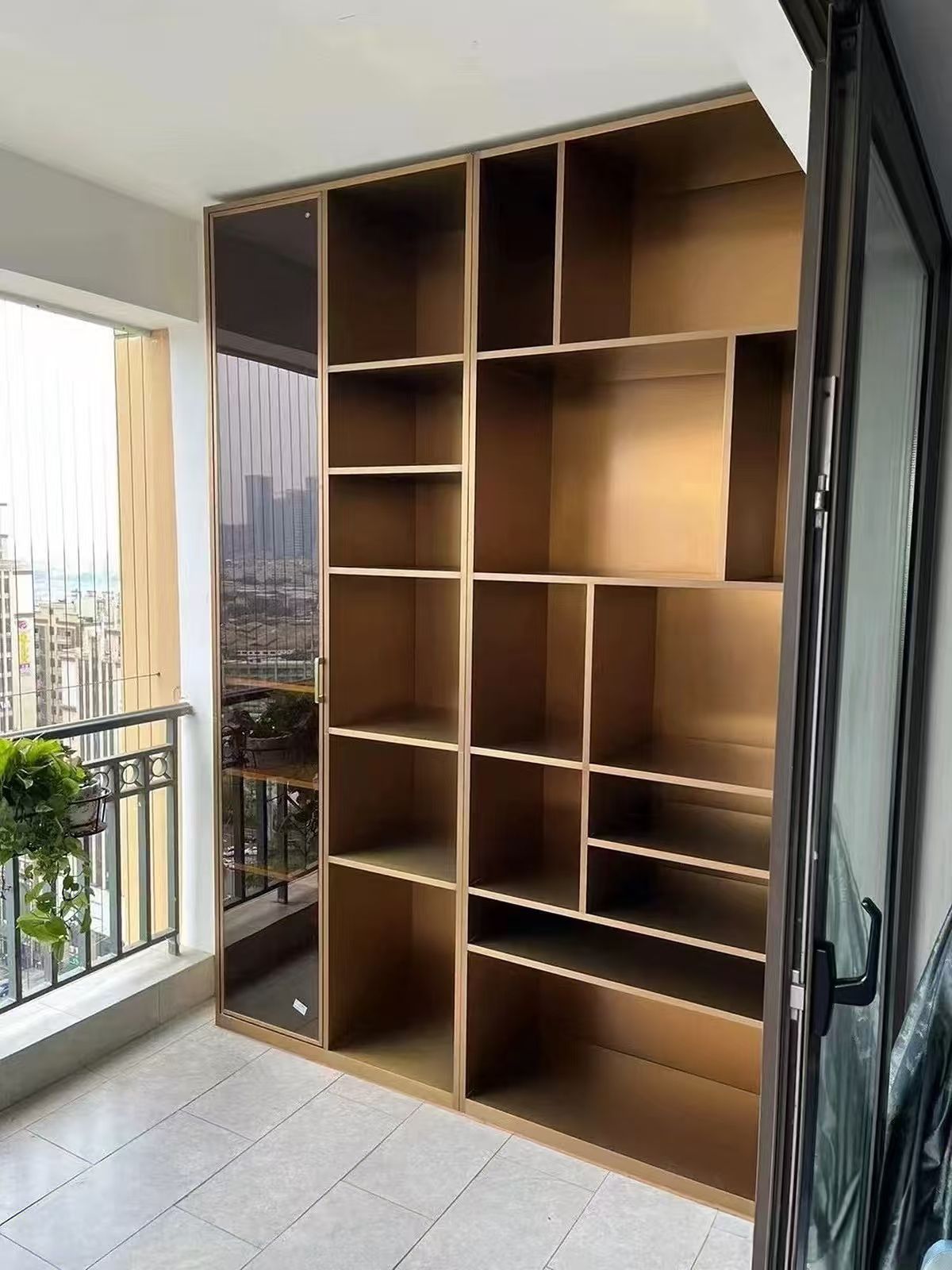 為什么高端場所都偏愛不銹鋼制品？揭秘不銹鋼展柜與酒柜的卓越優(yōu)勢！